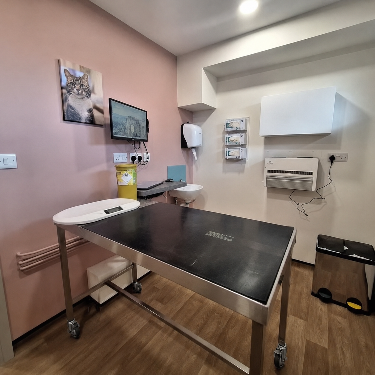 304 Stainless steel examination table with 4 castors - 600x1250x900mm